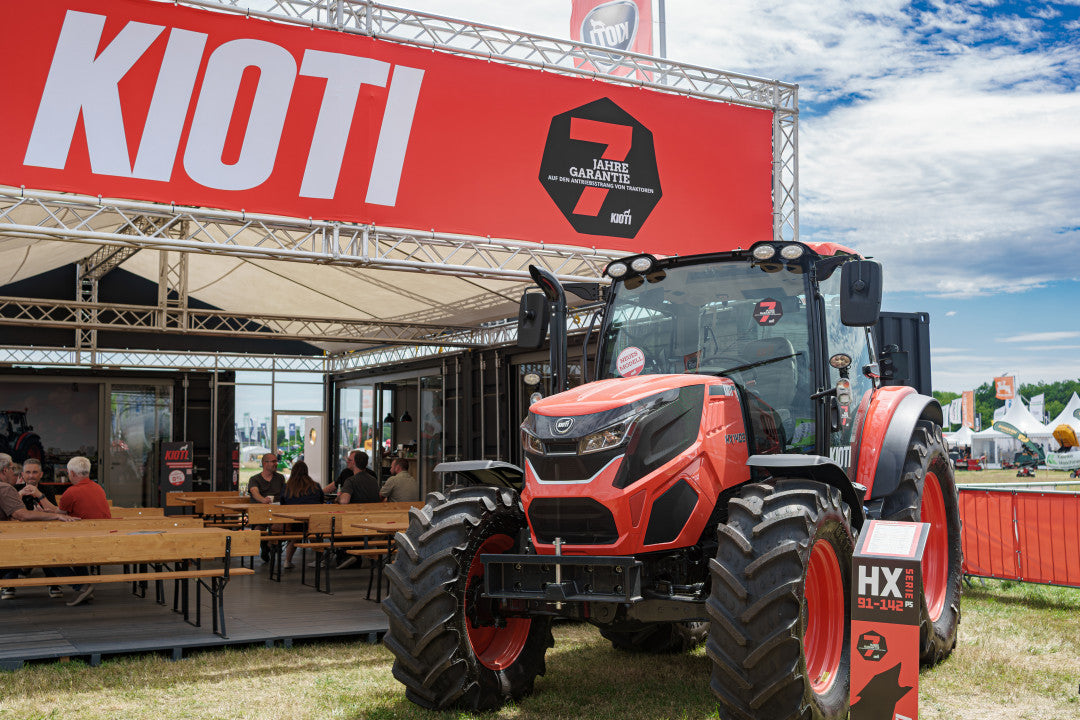 Trattore KIOTI HX1403 esposto allo stand KIOTI durante Demopark in Germania